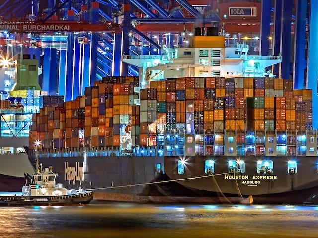 The Benefits of Containers in Freight Shipping